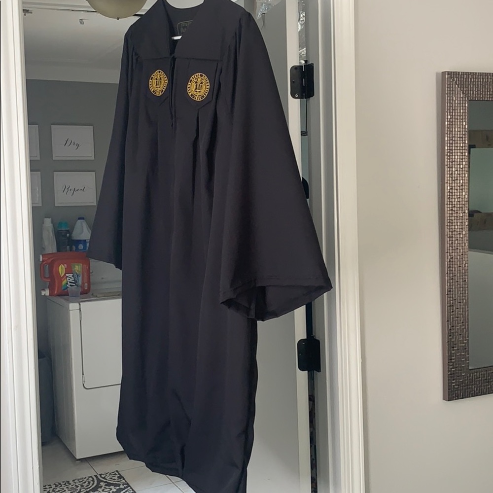 Wayne State University, Graduation Gown